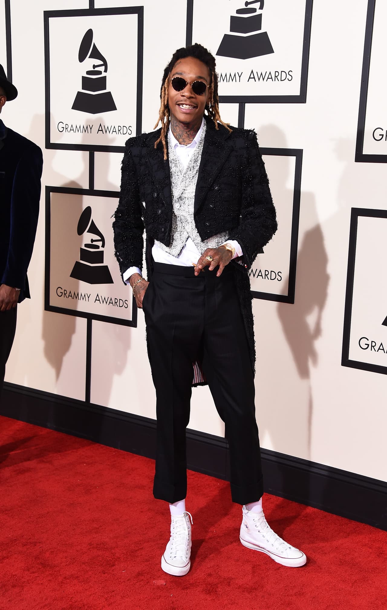 Con saco de leva, cropped pants y tenis blancos se presentó Wiz Khalifa con su propia versión de lo que es la elegancia para una estrella de la música.