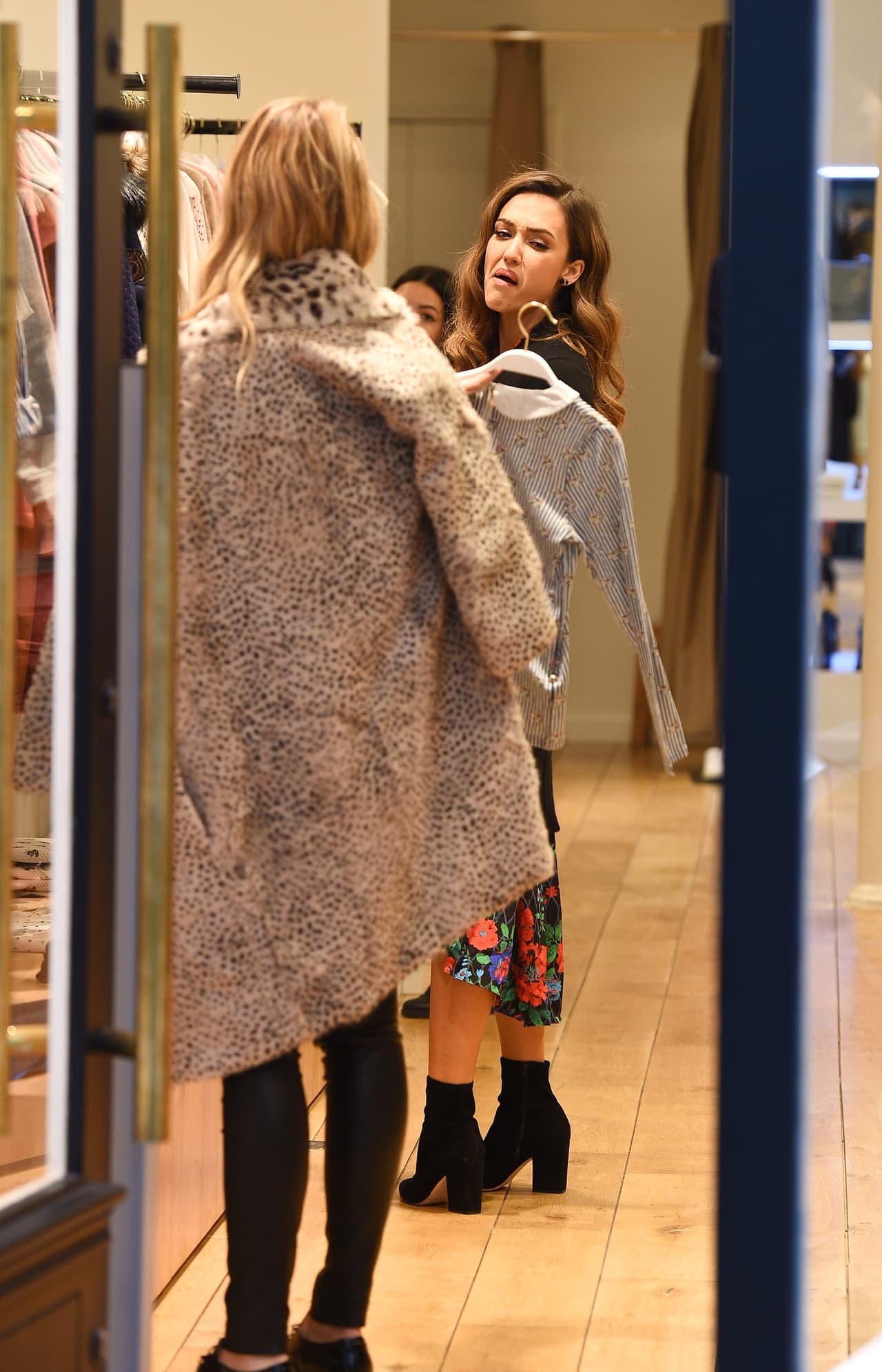 ¿Qué te parece este look? Juzgando por su gesto, a ella no le gustó.