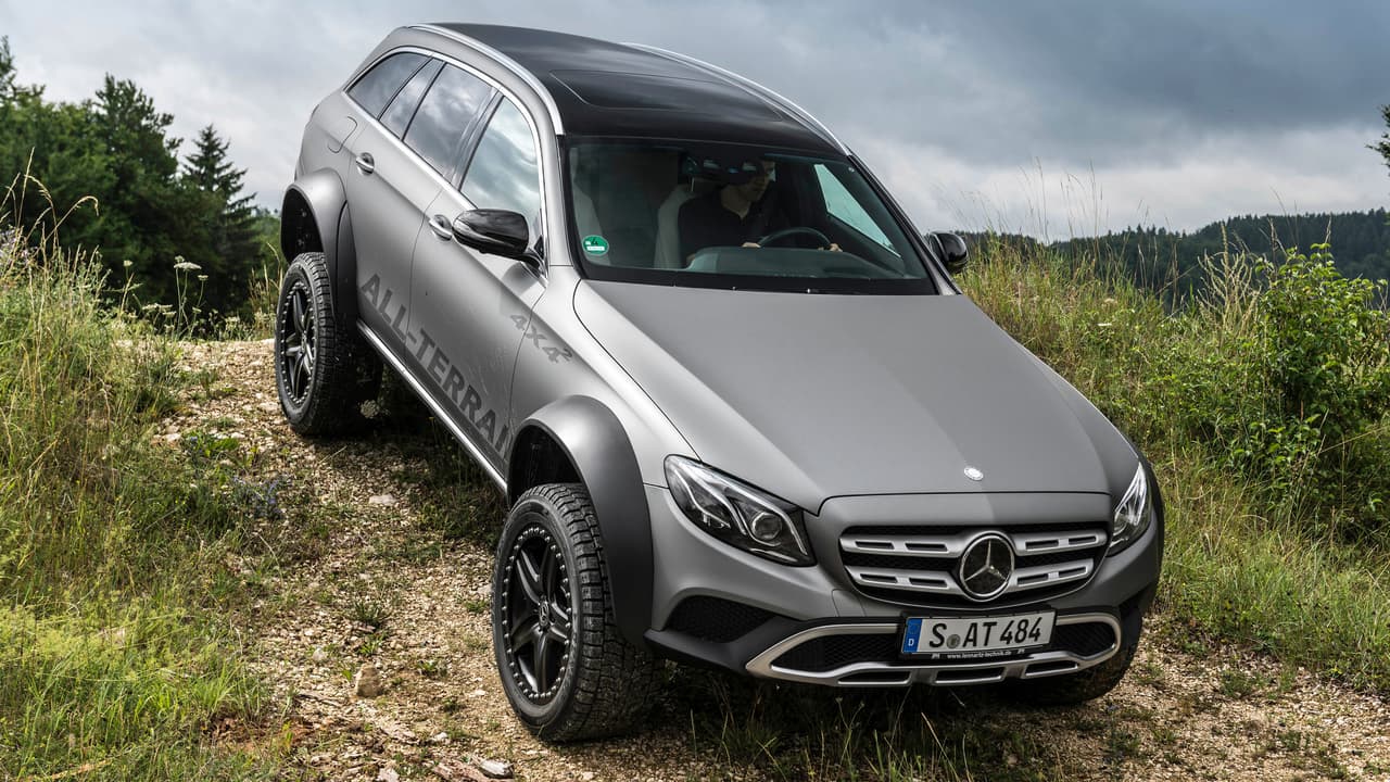 Este modelo cuenta con el motor V6 de 3.0 litros twin-turbo de la E400 Wagon. Puede producir hasta 333hp a las 4 ruedas a través de una transmisión automática 9G-Tronic.