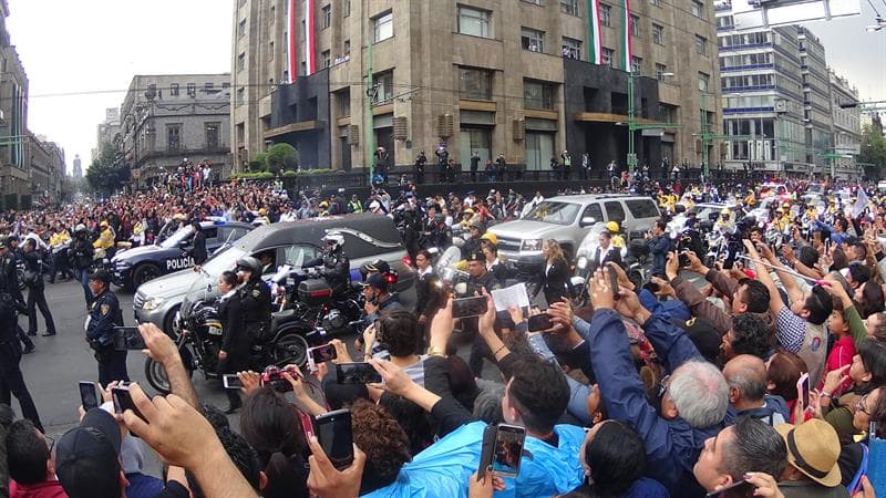Miles de personas se encuentran en las afueras del Palacio de Bellas Artes a la espera de la llegada los restos de Juan Gabriel