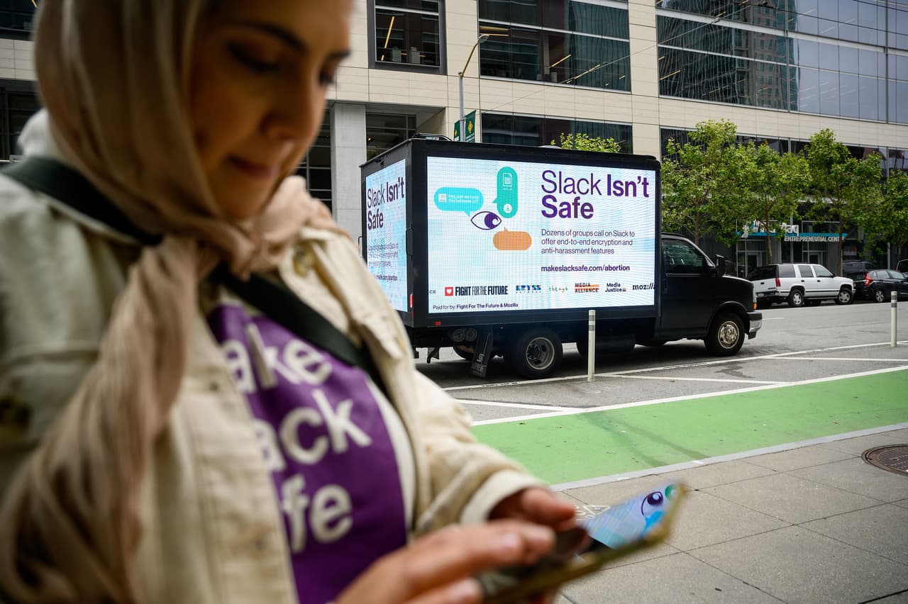 Un grupo de activistas pro aborto se manifestó el miércoles frente a las oficinas de la compañía de la aplicación de mensajería instantánea Slack en San Francisco.
<br>