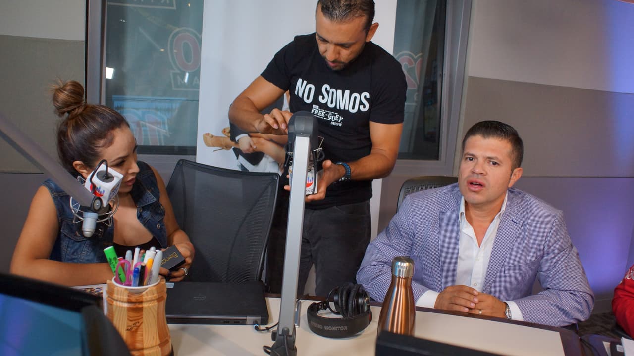 🎶 "¡Qué milagro chaparrito, ya tenía que no nos vemos!" 🎶 Así recibieron a Jorge Medina los locutores del Free-guey show.