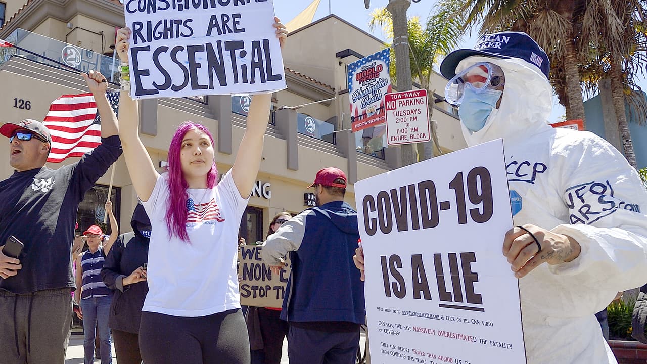 “El covid-19 es una mentira”: los insólitos mensajes en las protestas contra las medidas para contener el coronavirus (fotos)