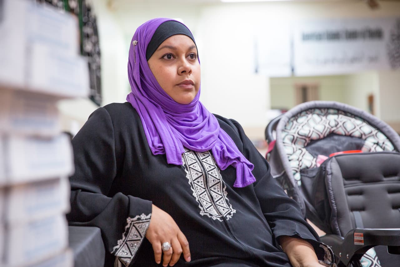 Venecia Pauli fue agredida verbalmente por una mujer mientras compraba unas medicinas para su bebé en una tienda Toys R Us. Su caso motivó un taller de defensa personal en la mezquita a la que acude a orar.