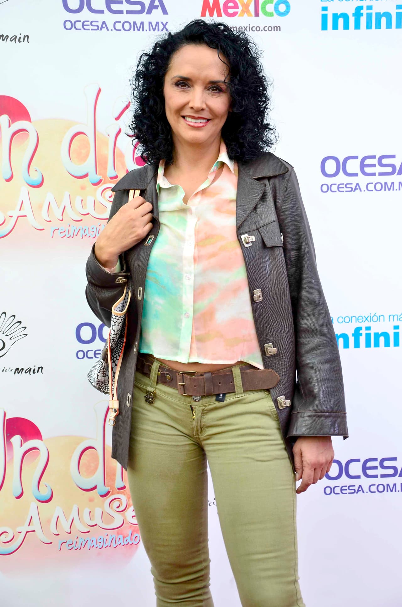 "Lucianna es mexicana por tener una madre mexicana, pero legalmente había que reconocerla. Hago una denuncia pública de que me tardé tres años en enfrentar a la burocracia de este país, pero afortunadamente ya pudimos arreglar todo y la niña ya tiene la ciudadanía mexicana", reveló a Mezcalent.