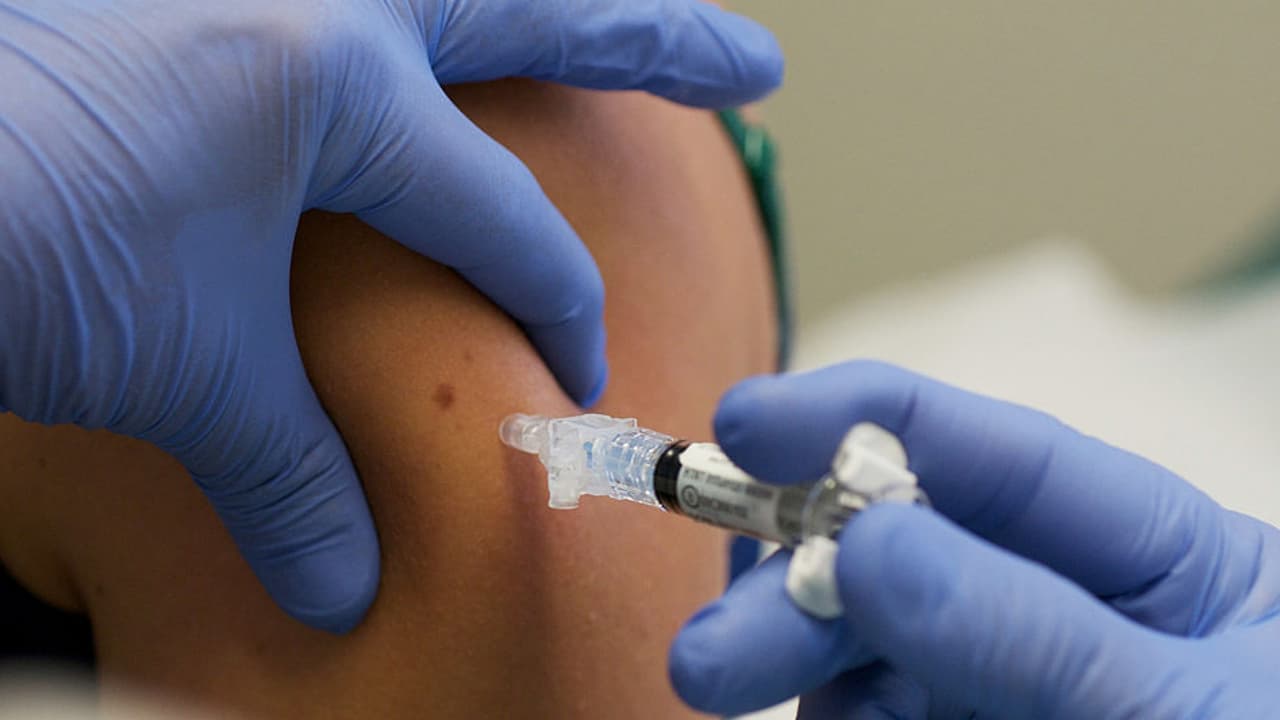 Intentan revertir complicaciones del coronavirus con campaña de vacunación contra la influenza