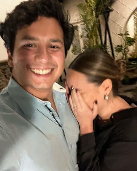 “Han pasado 84 años ja, ja, ja. ¡Sí, sí y siempre sí!”, escribió Kim para describir las fotografías en las que aparece sonriendo junto a su ahora prometido.