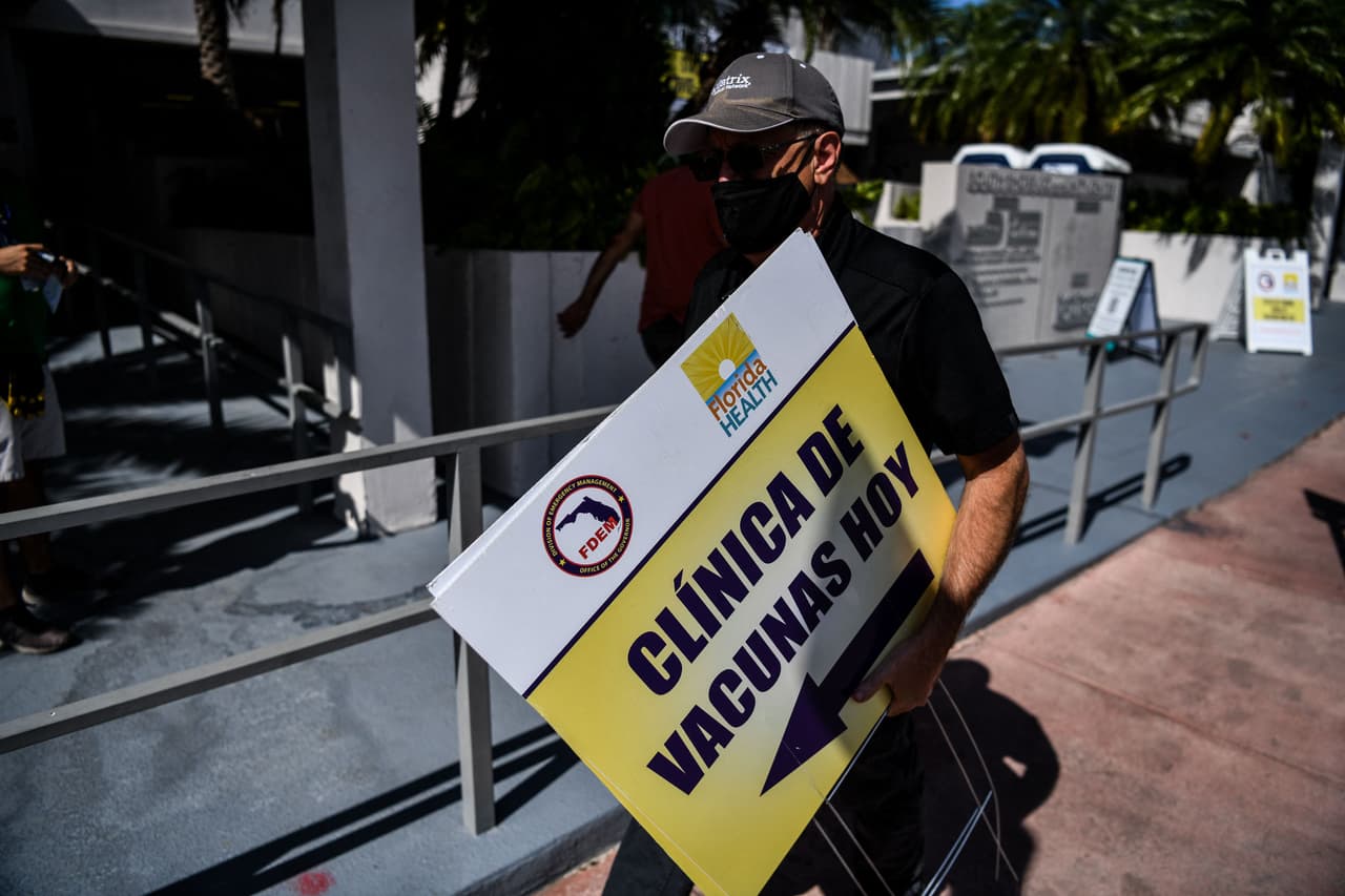 Florida ya no pide prueba de residencia para administrar la vacuna contra el coronavirus