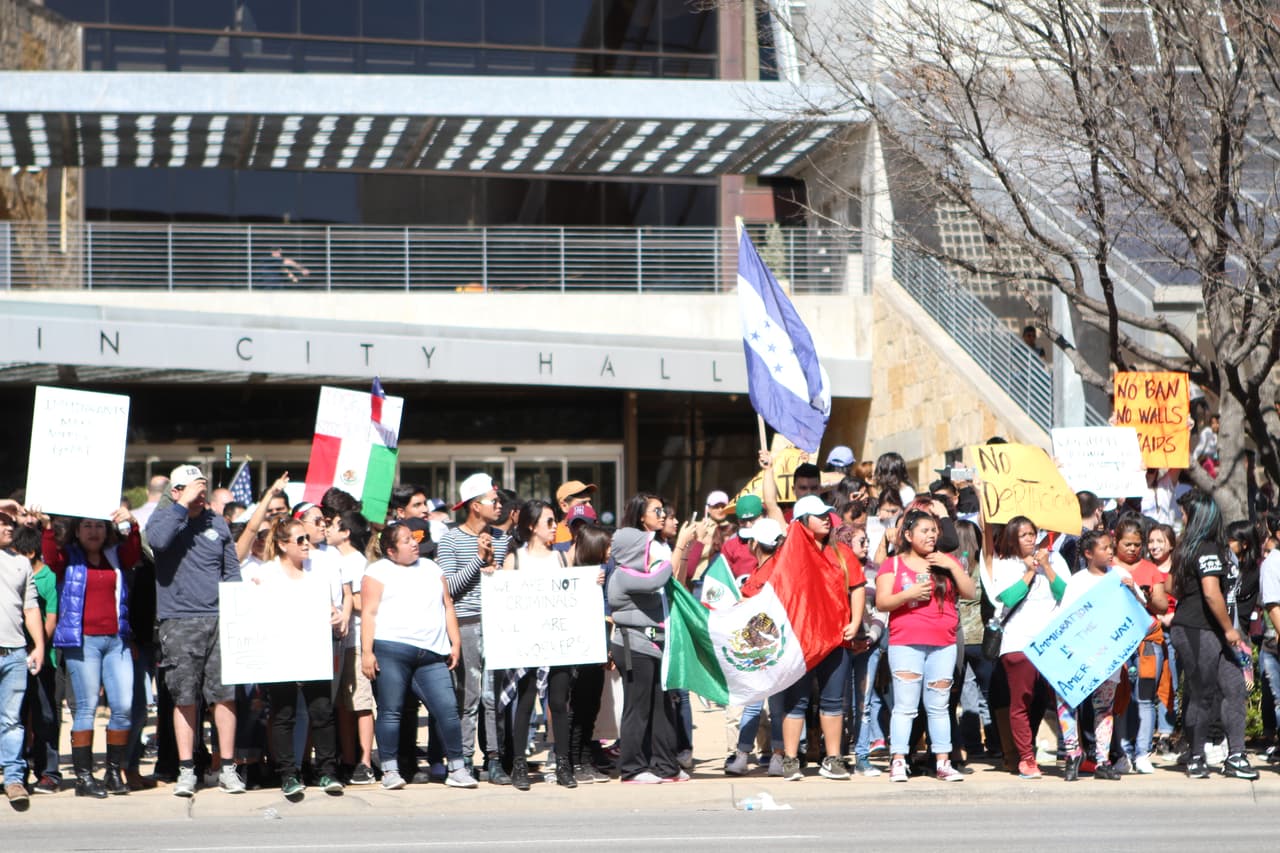 La colorida y concurrida manifestación de respaldo a los inmigrantes en Austin contó con la participación de personas de varias nacionalidades y diversas comunidades.