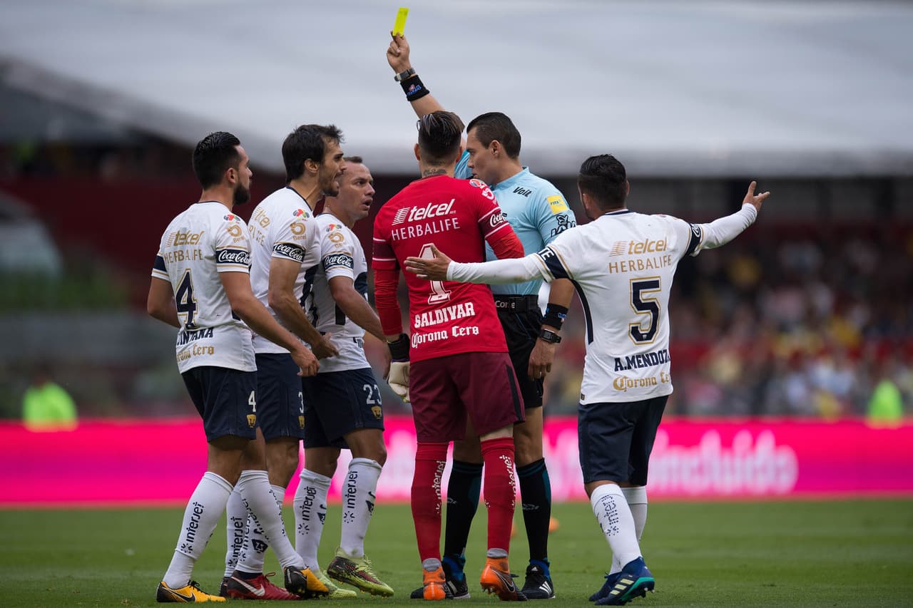 La desesperación de los felinos era tal que en una falta en el medio campo, El árbitro enseñó cuatro cartones amarillos a los jugadores. Dos de ellas a Marcelo Díaz que se fue pronto a las regaderas.