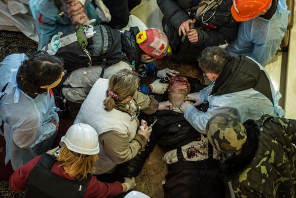 El jueves un periodista de The Associated Press contó los cadáveres de 22 personas en un campamento ubicado en las márgenes de un campamento en el centro de Kiev.