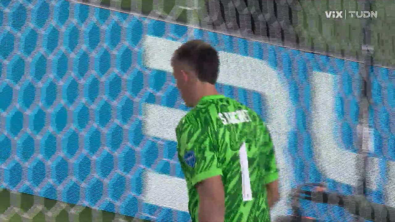 ¡CERCA! Alphonso Davies disparó que se estrella en el poste.