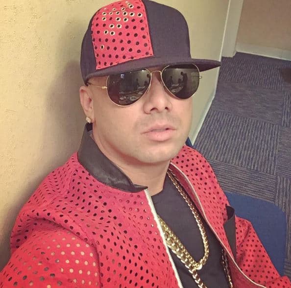 Los accesorios son un must en el clóset de Wisin.
