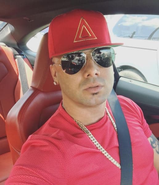 Y además, así notamos que tiene una gran colección de gorras, para toda ocasión.