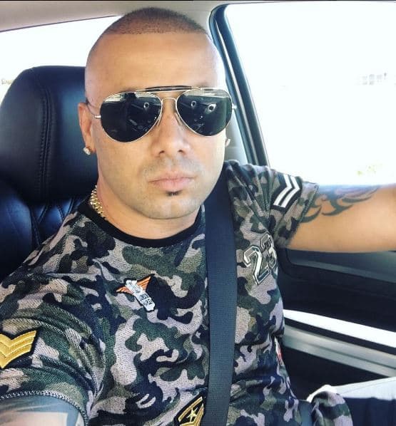 Las camisetas estampadas son sus favoritas.