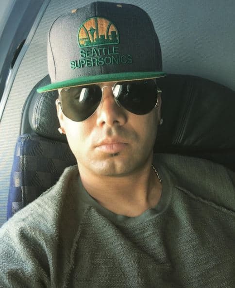 El cantante se inclina por las gorras de visera rígida y las combina generalmente con lentes oscuros que le dan ese toque bien cool.