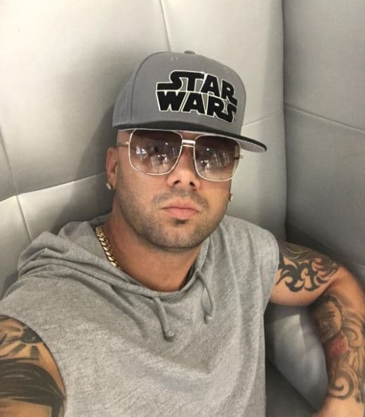 De acuerdo con información del mismo portal, fue a través de un comunicado que Wisin comentó: "la sangre pesa más que el agua y mi familia es parte de mí. Por favor, entiendan y permítanme el espacio para bregar con este asunto privadamente con mi familia".