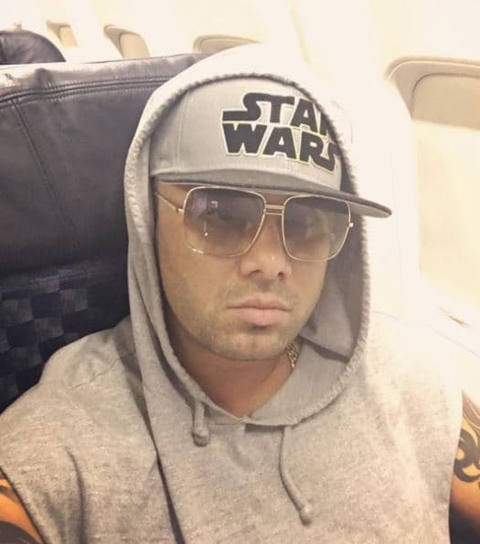 A veces, incluso, 
<b>cubre su gorra con el capuchón de su chaqueta.</b>