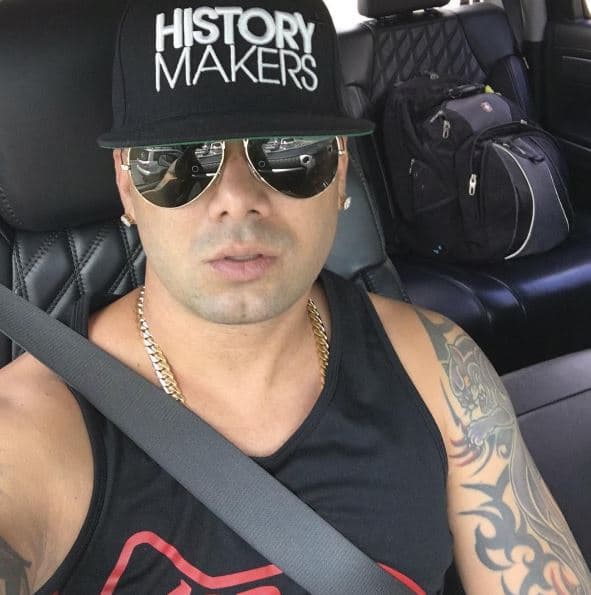 ¡Le encanta sacarse selfies en el auto, en pleno tránsito!