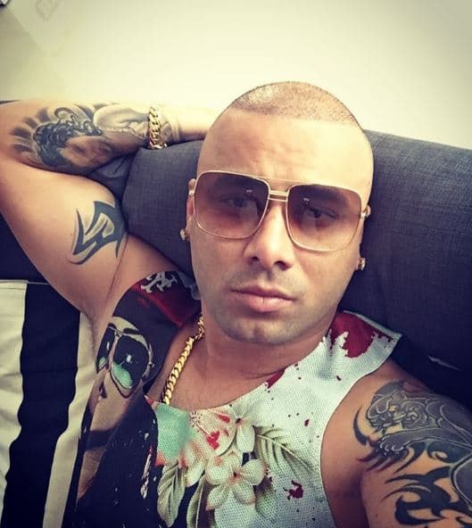 Los tatuajes también hacen parte de su style.