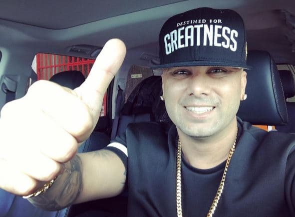 Para Wisin es indispensable seguir la línea de lo urbano, y por eso las gorras nunca le pueden faltar.