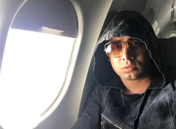 Los colores oscuros son los que más utiliza.