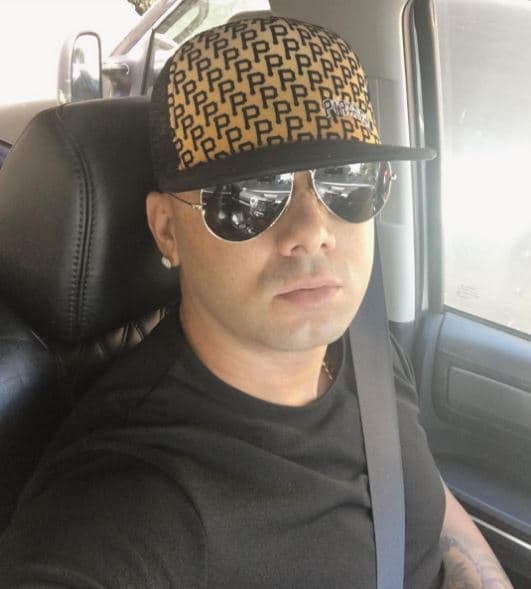 Los lentes estilo aviador son sus preferidos.