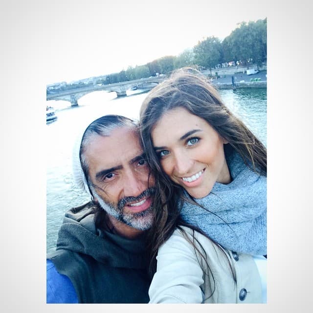 En mayo de 2015, Karla posó vestida de novia para un número especial de la revista ¡Hola!