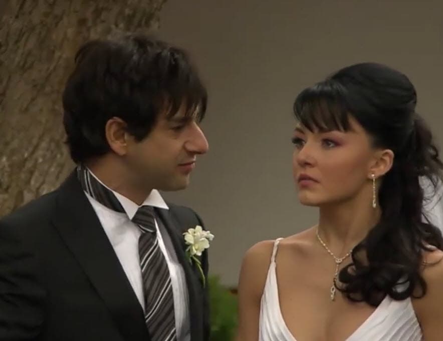 En 'Alma de Hierro' se volvió a poner el vestido de novia, esta vez encarnando a 'Sandy' para casarse con 'Ray' (Miguel Rodarte).