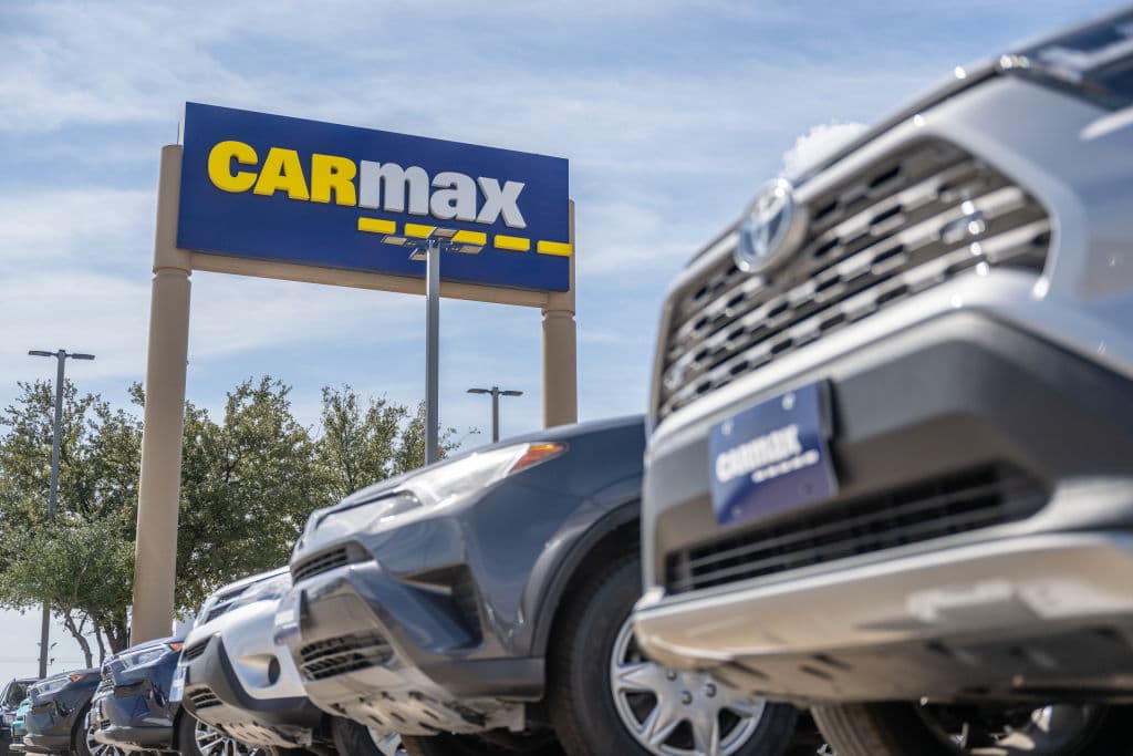 Conductor deja 8 heridos al destruir con su camioneta el CarMax en Inglewood: qué pasó antes