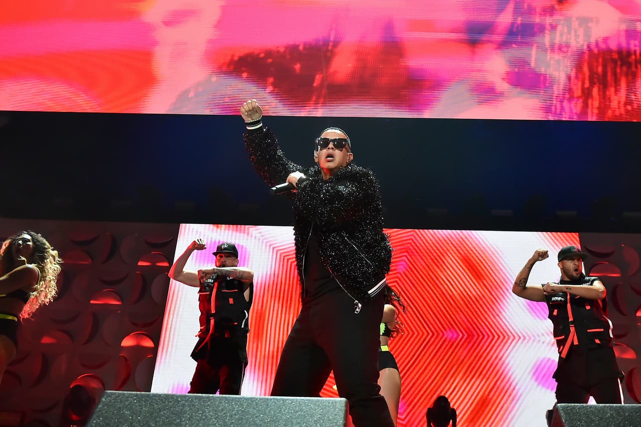 Y mientras Daddy Yankee esté cantando, los oficiales andarán tras los pasos de los pistoleros.