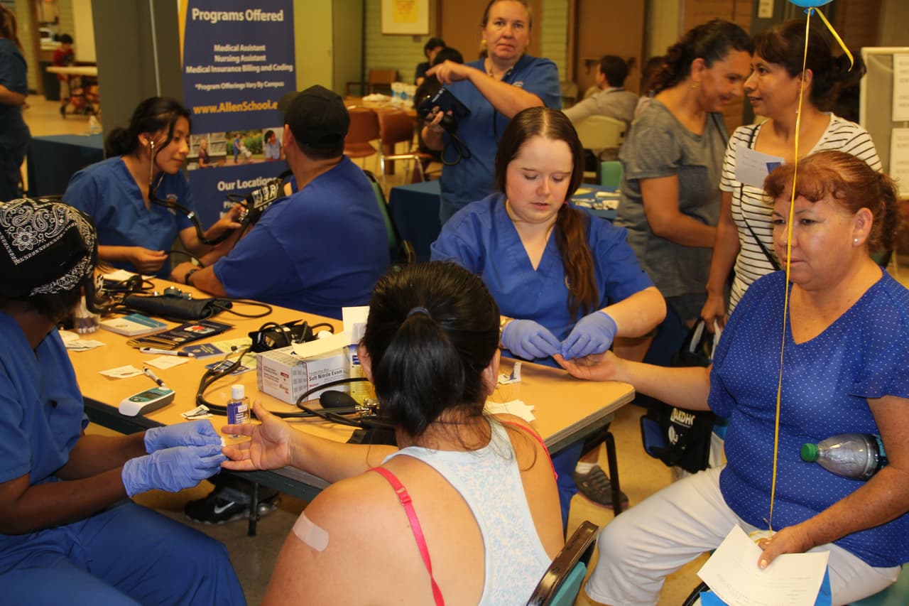 Unas 300 personas asistieron a la feria “Camino a la Salud’, donde se hicieron exámenes gratis, bailaron Zumba y conocieron a la carismática Cecilia Ramírez Harris de Primer Impacto.