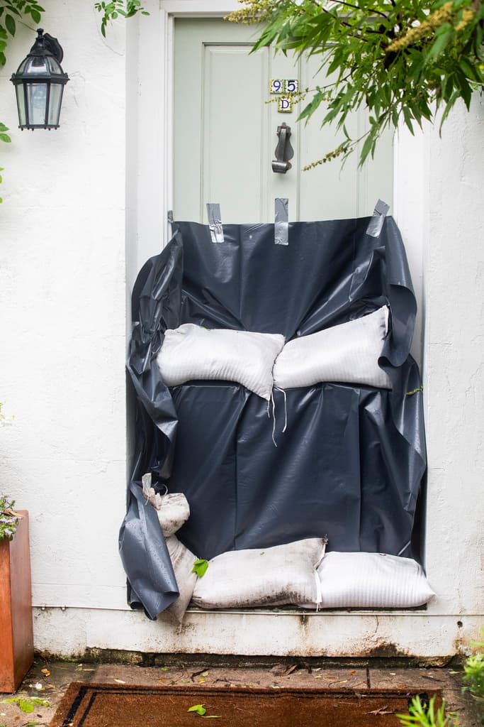 Con sacos de arena, algunos residentes de Charleston, 
<b>la segunda ciudad con más habitantes en Carolina del Sur</b>, intentaban que sus casas no se inundaran.