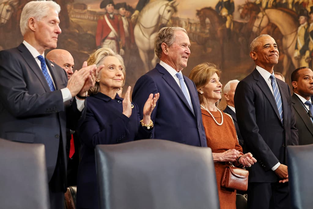 De izquierda a derecha, el expresidente Bill Clinton, la exsecretaria de Estado Hillary Clinton, el expresidente George W. Bush, la exprimera dama Laura Bush y el expresidente Barack Obama, llegan antes de la 60.ª inauguración presidencial en la Rotonda del Capitolio de Estados Unidos en Washington, el lunes 20 de enero de 2025.