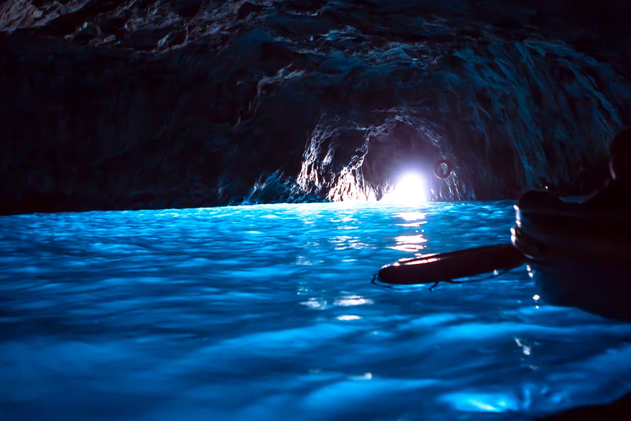 <h3 class="cms-H3-H3">Blue Grotto, Italia</h3>
<br>
<br>La cueva conocida como Blue Grotto, o Gruta Azul, está en la isla de Capri, Italia. La cueva se extiende unos 50 metros en el acantilado en la superficie y tiene unos 150 metros (490 pies) de profundidad, con un fondo arenoso. En la época del Imperio Romano, el emperador Tiberio la usaba como un templo marino. 
<br>