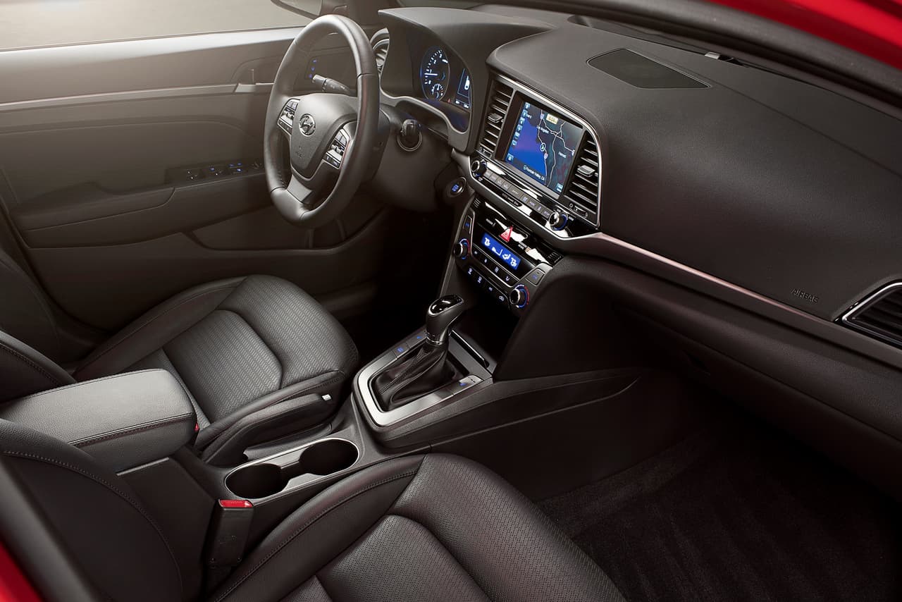 Ofrece un motor 2.0 litros de 147 hp y rendimiento en ciudad de 28 mpg en ciudad.