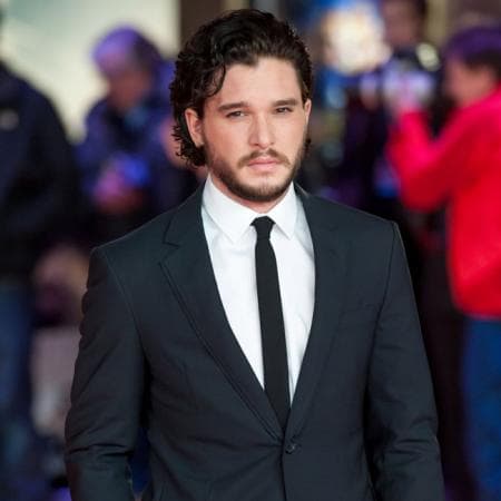 El protagonista de la serie 'Game of Thrones', Kit Harington, arrancará los suspiros de los seguidores de la saga más premiada en la historia de la televisión.