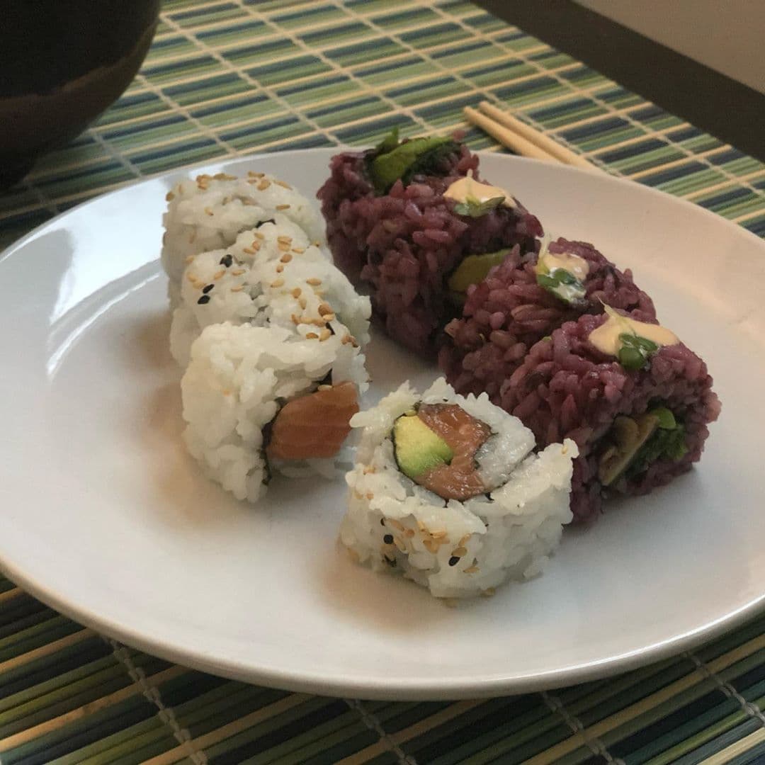 El presentador español disfruta de las cosas sencillas. Contó en sus redes sociales que celebró su cumpleaños preparando sushi por primera vez. Agregó que también horneó una exquisita tarta de manzana como nunca antes lo había hecho.
<br>