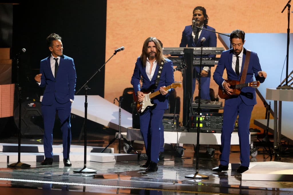 <b>Rubén Albarrán</b> y 
<b>Meme</b> de 
<b>Cafe Tacvba</b> acompañaron a 
<b>Juanes</b> en el escenario para 
<b><a href="https://www.univision.com/shows/latin-grammy/juan-gabriel-en-latin-grammy-2021-juanes-y-cafe-tacvba-rinden-tributo-musical-al-divo-de-juarez-video">rendirle un tributo a Juan Gabriel</a></b> con el tema ‘No Tengo Dinero’.