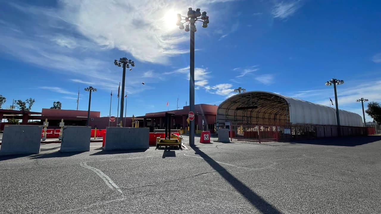 La Oficina de Aduanas y Protección Fronteriza (CBP) suspendió por tiempo indefinido sus operaciones en el puerto fronterizo de Lukeville, debido al creciente flujo de migrantes irregulares en esta región de Arizona.