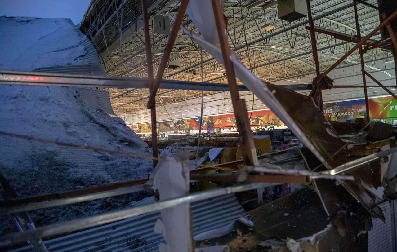 La Secretaría de Gestión Integral de Riesgos y Protección Civil de la capital informó en un boletín de prensa, dado a conocer el domingo por la noche, que la caída de un techo de lámina fue causado por la
<b>acumulación de granizo</b>.