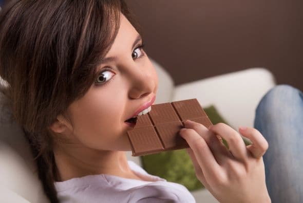 Chocolate. El chocolate tiene antioxidantes lo que ayuda a reparar el daño provocado por los radicales libres.