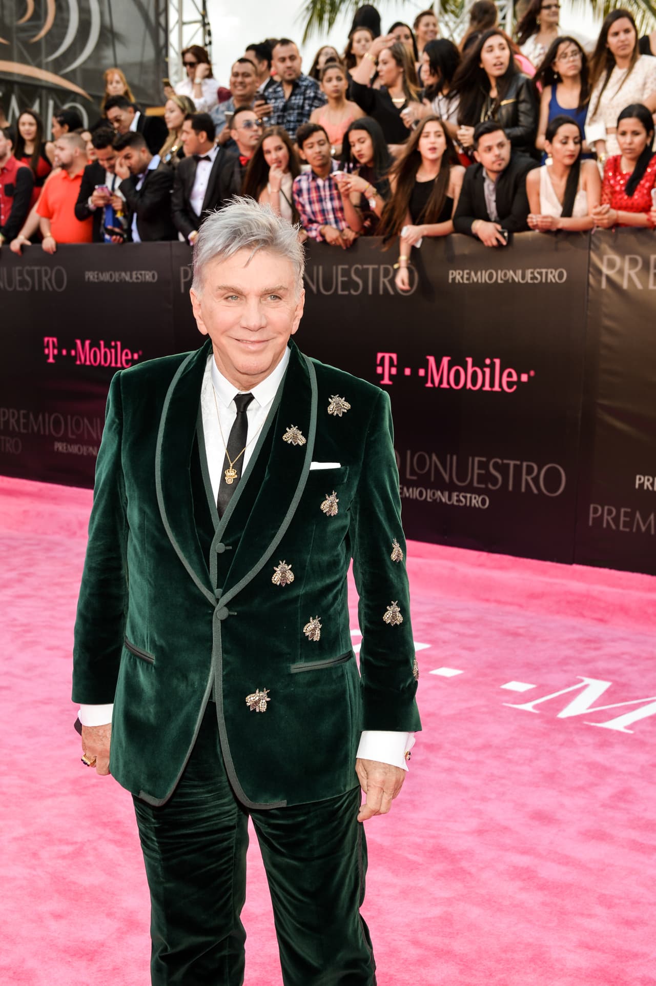 Osmel Sousa llegó a la alfombra con un traje de terciopelo verde.