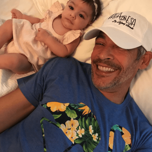 La llegada de su nieta le cambió la vida, Johnny disfruta como nunca esta nueva etapa en su vida.