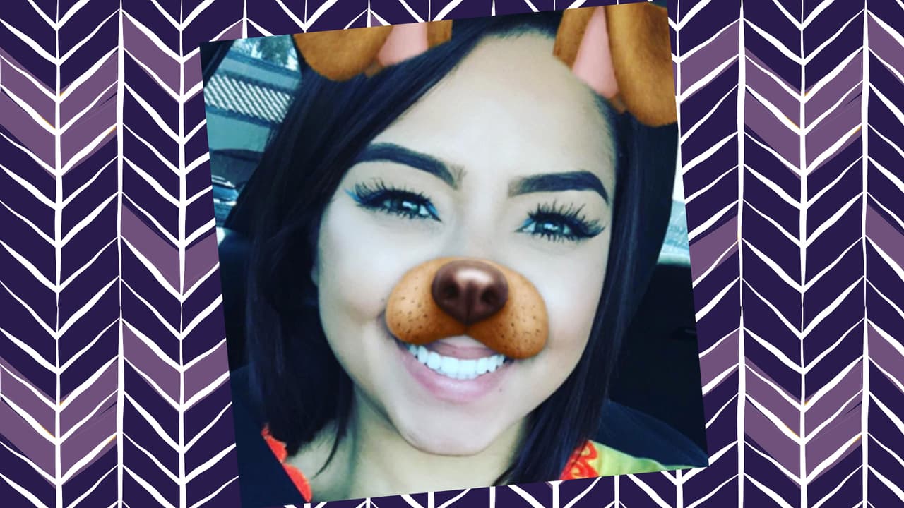 Vivian pudiera ser fácilmente la doble de nuestra Becky G. Ambas cantan, bailan y adoran las cámaras. A Becky la vimos de jueza invitada en Pequeños Gigantes USA y Vivian tampoco es ajena a los shows de Univision pues participó en 2016 en Va Por Ti. ¿En qué se parecen y en qué no?