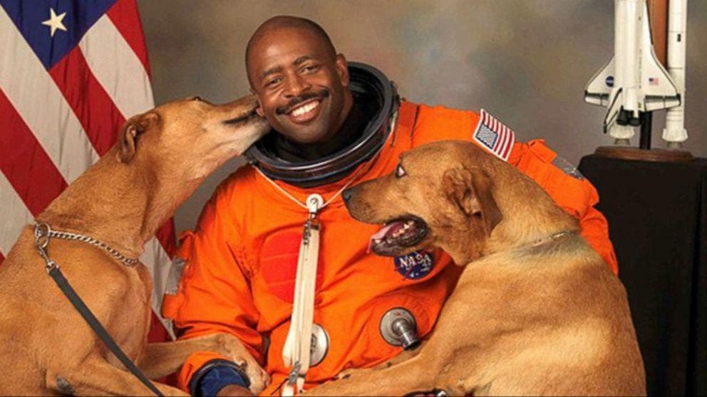 Imagen del astronauta Leland Melvin junto a sus perros Jake & Scout.