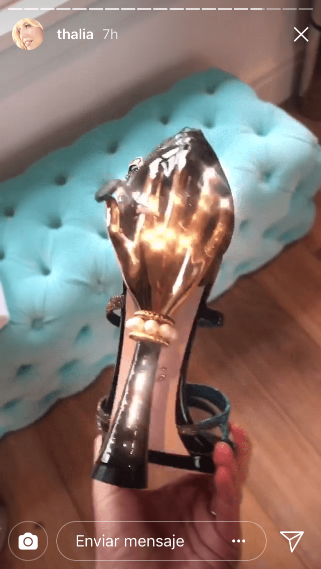 Pero eso no es todo, la cantante presumió otras sandalias de la marca Dolce & Gabbana con un estrafalario diseño. Una mano dorada acomodada a lo largo del tacón es la protagonista de su nueva adquisición.