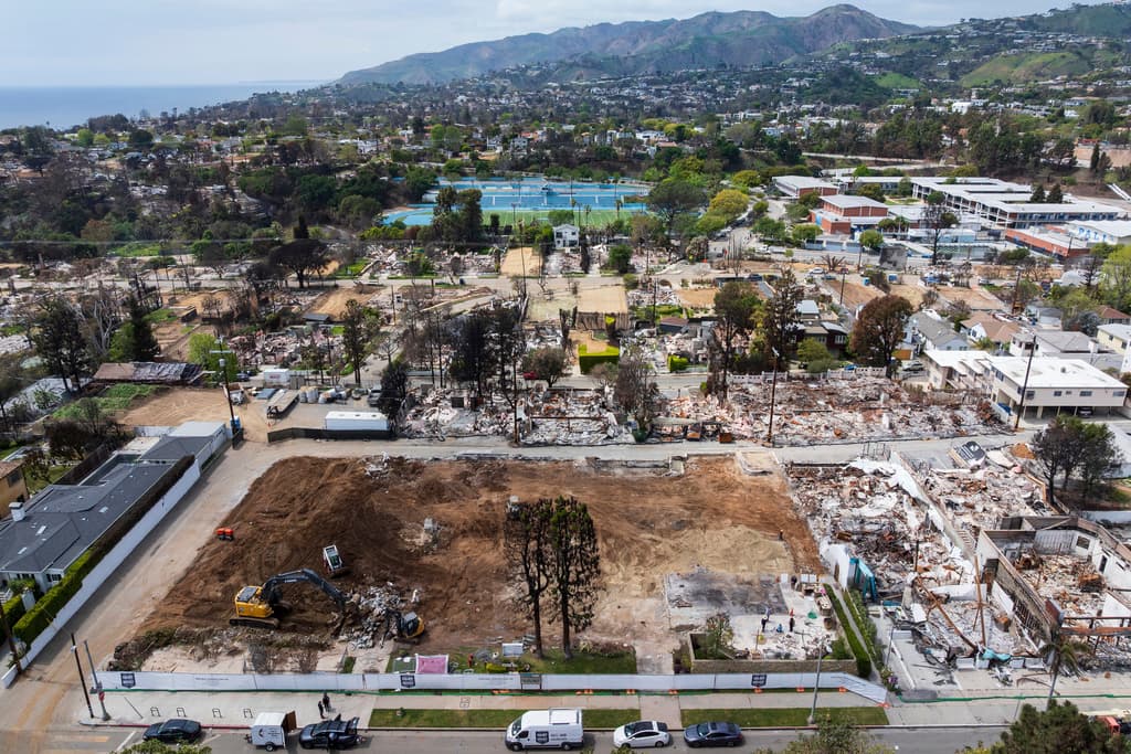 <b>La conexión entre el Viernes Santo y la reconstrucción de la ciudad</b>: Los miembros de la comunidad comparan el sufrimiento de la crucifixión con la pérdida de sus hogares y la esperanza en la resurrección de la ciudad.