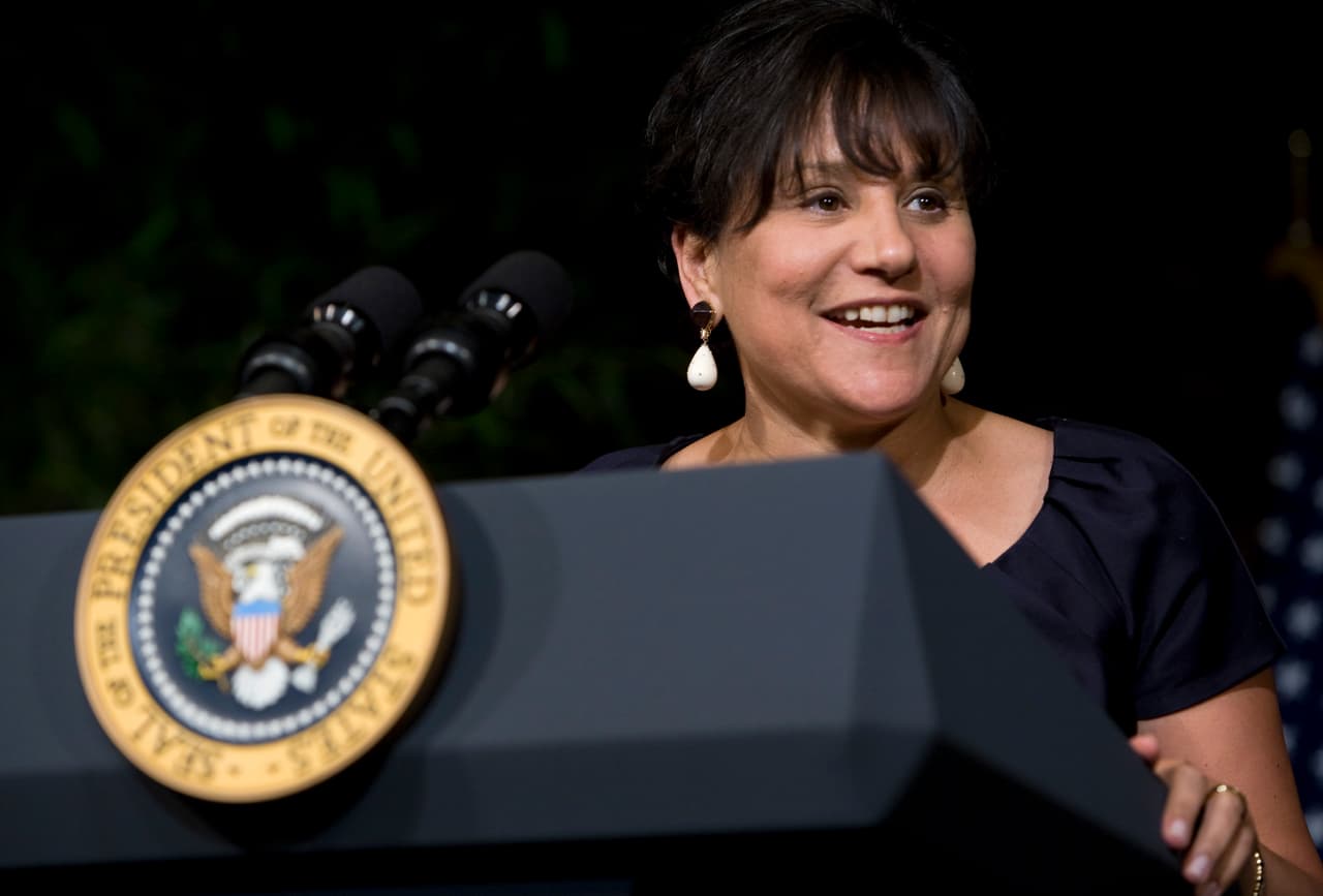 <b>Puesto 23. Familia Pritzker</b>
<br>
<b>Compañía: </b>Hyatt
<br>
<b>Patrimonio: 35,300 millones de dólares</b>
<br>Generaciones: 4
<br>Industria: hotelería
<br>Establecida en: Chicago, Illinois
<br>
<br>En 1936 A.N. Pritzker comenzó a invertir en bienes raíces mientras trabajaba para el bufete de abogados de su padre, un inmigrante ucraniano. Las inversiones sembraron la fortuna de una de las dinastías más antiguas de Estados Unidos, cuyos activos incluyen los hoteles Hyatt. Los miembros de la familia son demócratas prominentes. Penny Pritzker (en la foto) se desempeñó como secretaria de Comercio durante la presidencia de
<a href="https://www.univision.com/temas/barack-obama">Barack Obama</a>.