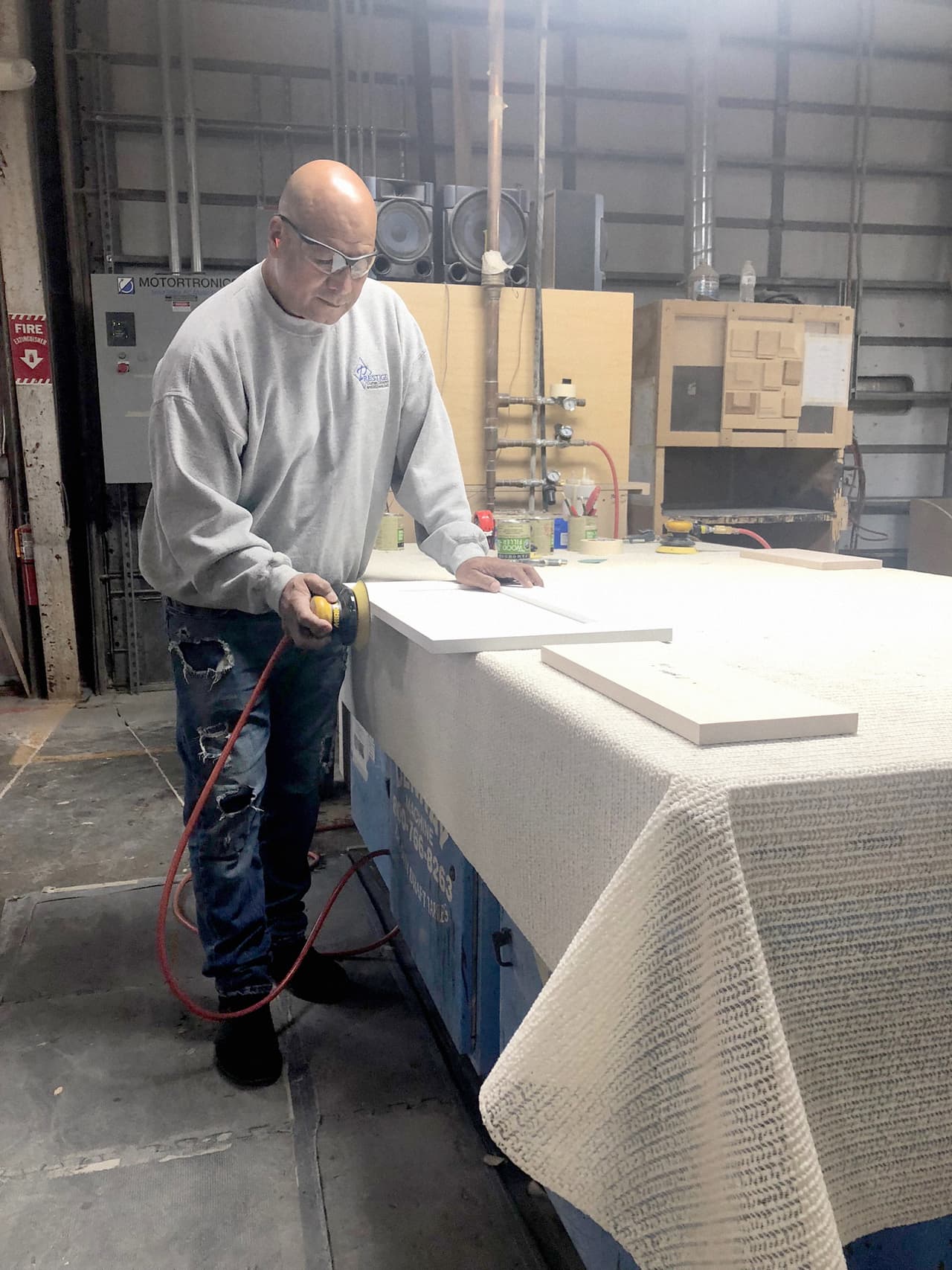 Mario Victoria ha trabajado en seis distintos restaurantes desde que salió de prisión. Pero ahora lo hace en una fábrica de gabinetes de cocina. Es un trabajo que no le gusta, porque sueña con recibir una buena compensación económica del estado por ser exonerado y abrir su propio restaurante.